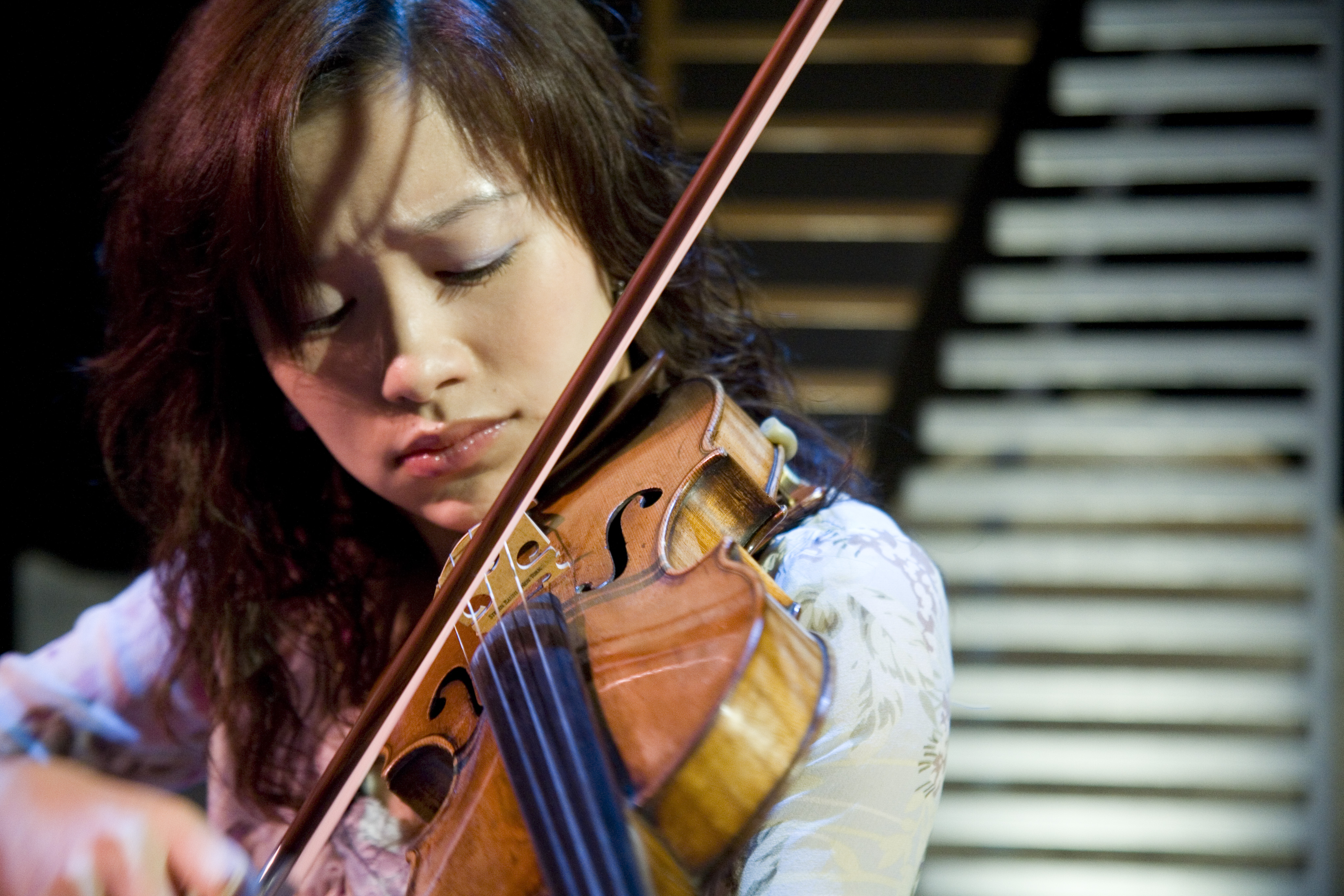 Violinist Wen Wei - mfile_2453_45156_1_l